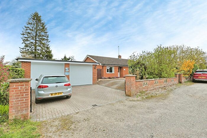 3 Bedroom Detached Bungalow For Sale In School Lane, Little Dunham, PE32
