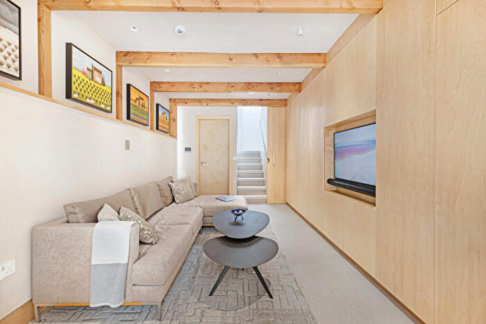 2 Bedroom Terraced House To Rent In Brett Road, Hackney, E8