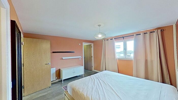 3 Bedroom Flat To Rent In Maplewood Park, Edinburgh, EH12