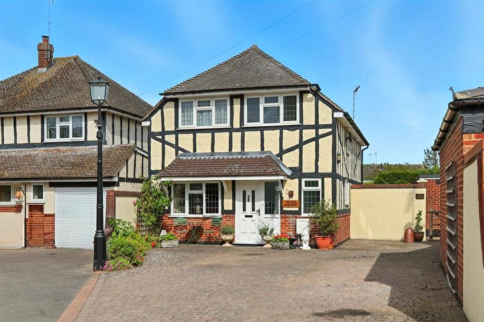 3 Bedroom Detached House For Sale In Moat Close, Doddinghurst, CM15