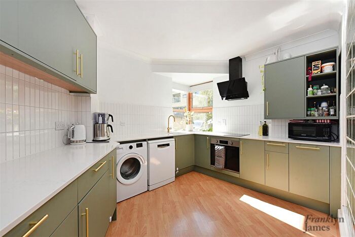 2 Bedroom Flat For Sale In Gill Street, London, E14