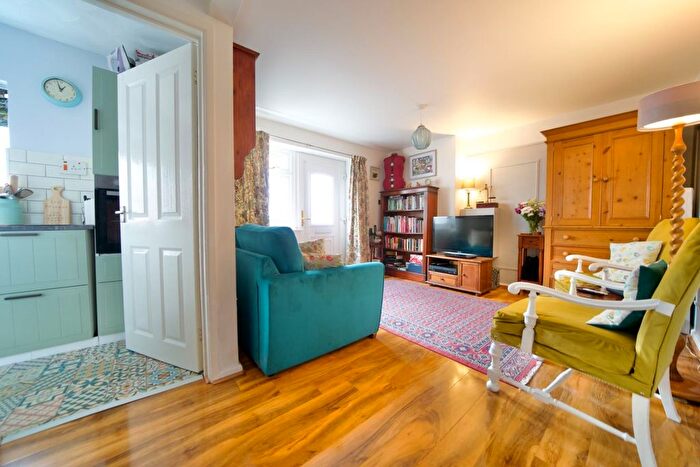 2 Bedroom Flat For Sale In Kirtleton Avenue, Weymouth, DT4
