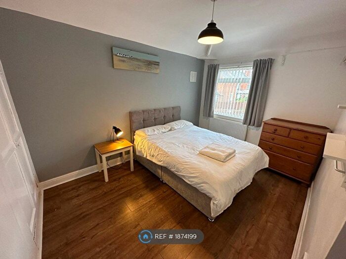 4 Bedroom Semi-Detached House To Rent In Cross Flatts Grove, Leeds, LS11
