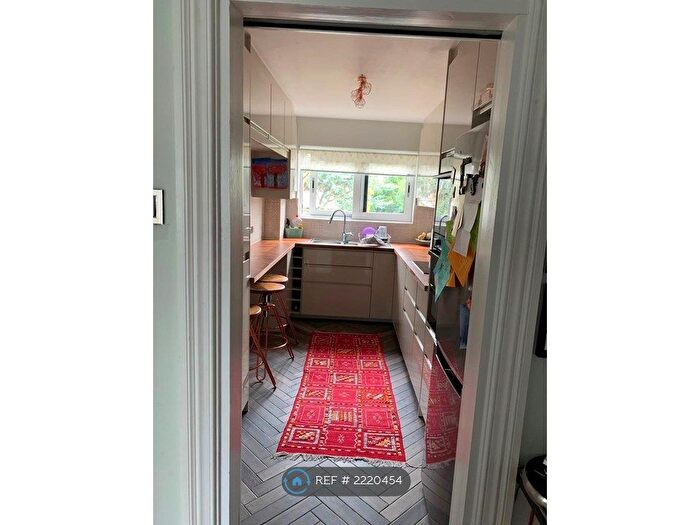 3 Bedroom Flat To Rent In Kent Avenue, London, W13