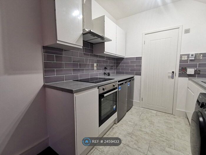 2 Bedroom Flat To Rent In Pitcroft Avenue, Reading, RG6