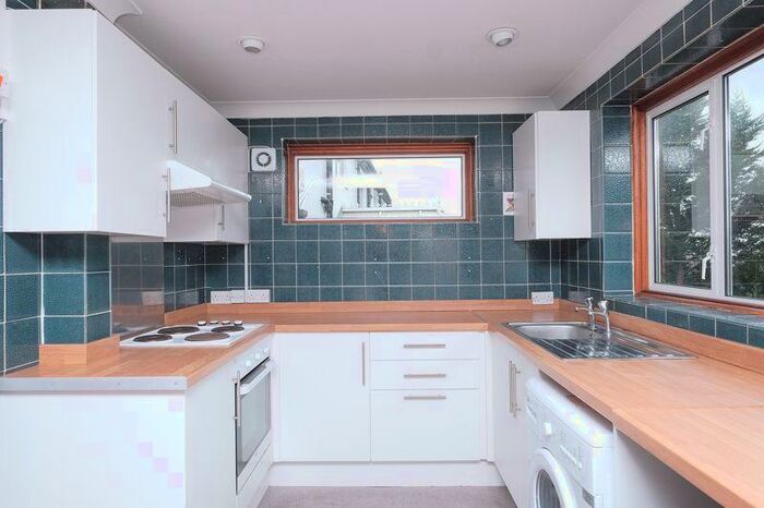 4 Bedroom House Of Multiple Occupation To Rent In Bevendean Crescent, Brighton, BN2