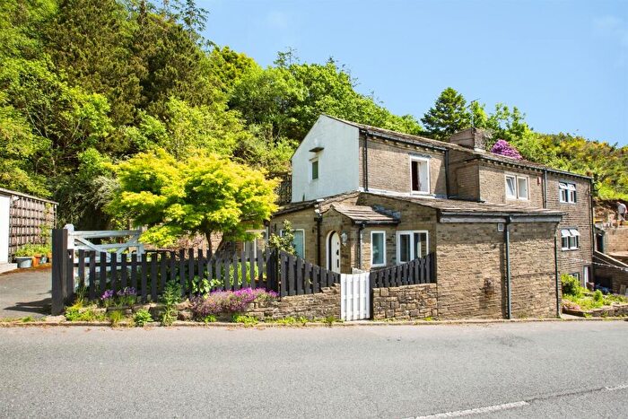 4 Bedroom Semi-Detached House For Sale In Whitegate, Halifax, HX2