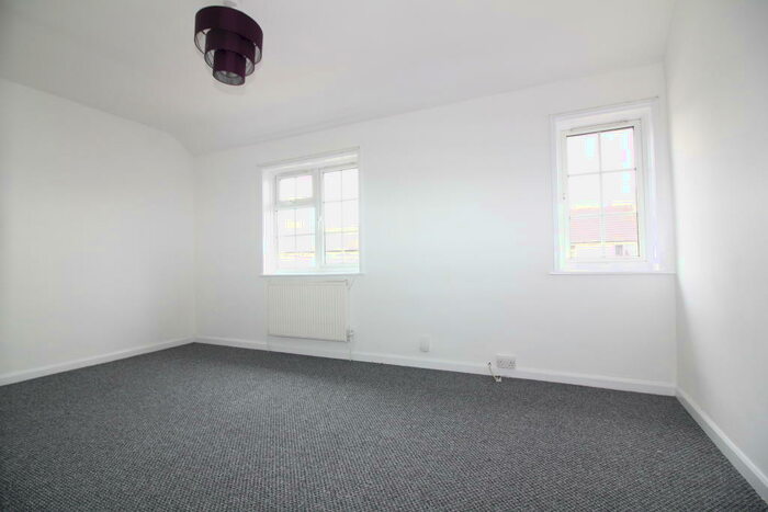 2 Bedroom House To Rent In Pendragon Road, Bromley, BR1
