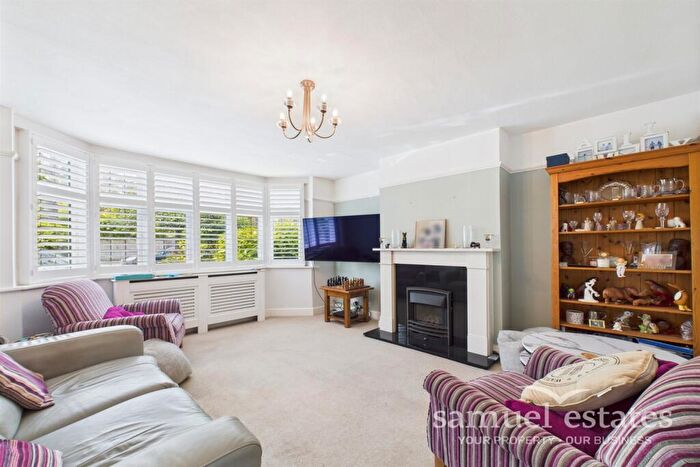 4 Bedroom Semi-Detached House To Rent In Fairford Gardens, Worcester Park, KT4