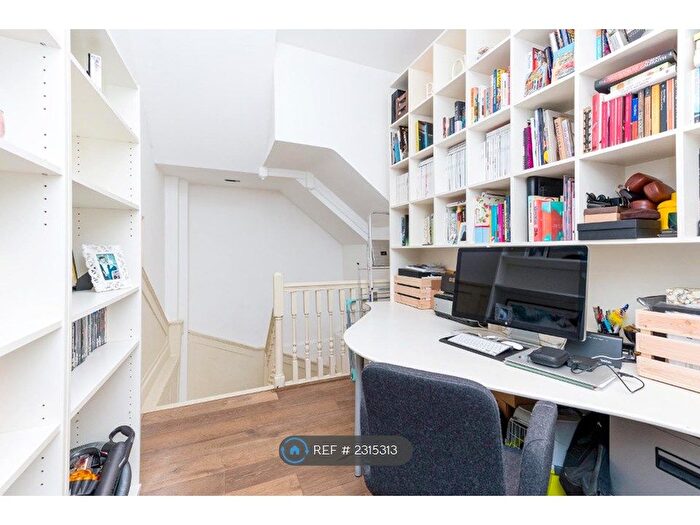 2 Bedroom Flat To Rent In Charles Square, London, N1