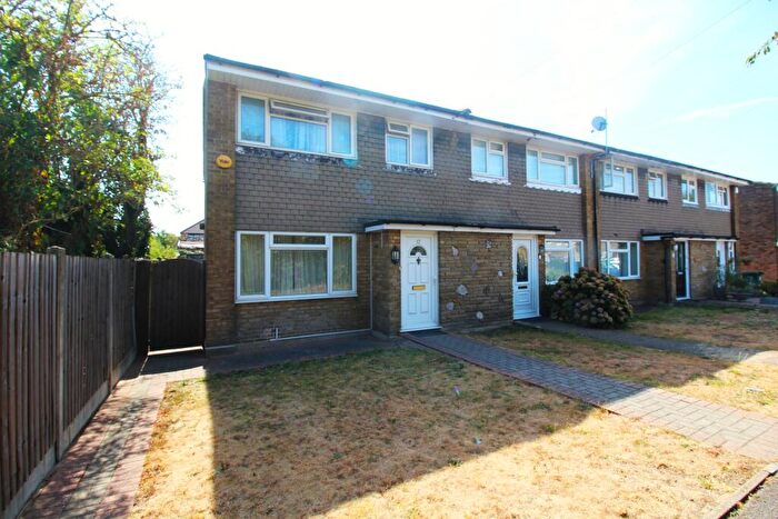 3 Bedroom Semi-Detached House To Rent In Stanhope Road, Rainham, RM13