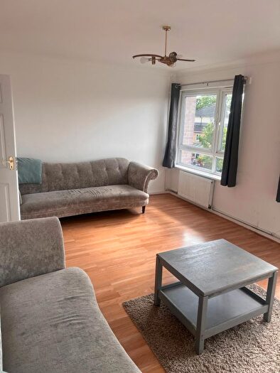 3 Bedroom Maisonette To Rent In Samuel Street, London, SE18