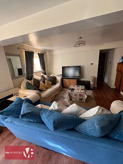 2 Bedroom Bungalow For Sale In Burford Street, Hoddesdon, EN11