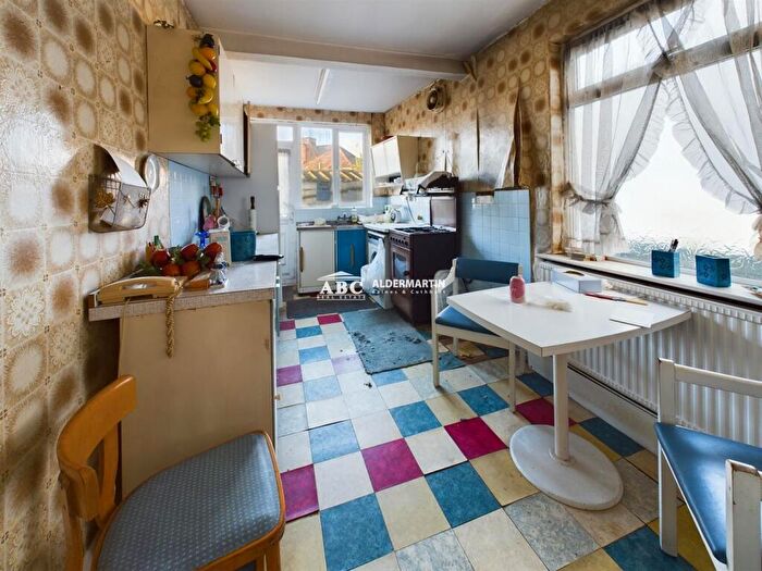 3 Bedroom Semi-Detached House For Sale In Westside, London, NW4
