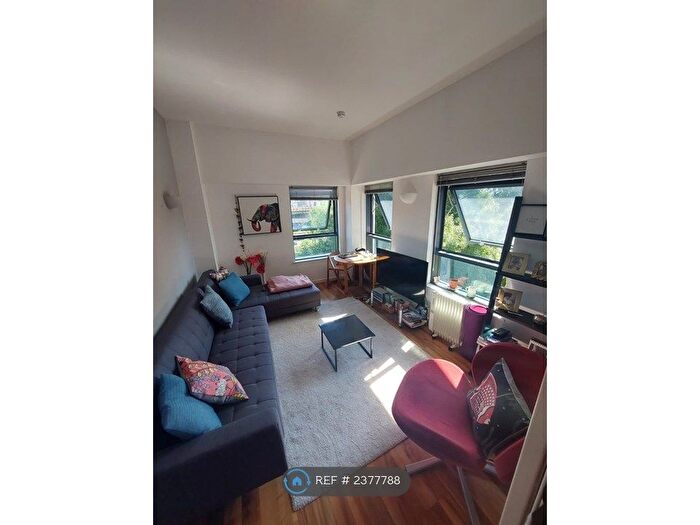 2 Bedroom Flat To Rent In Riverside Way, Leeds, LS1