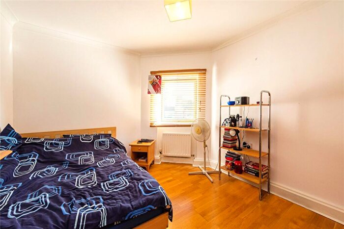 2 Bedroom Flat For Sale In Commercial Road, Poplar, E14