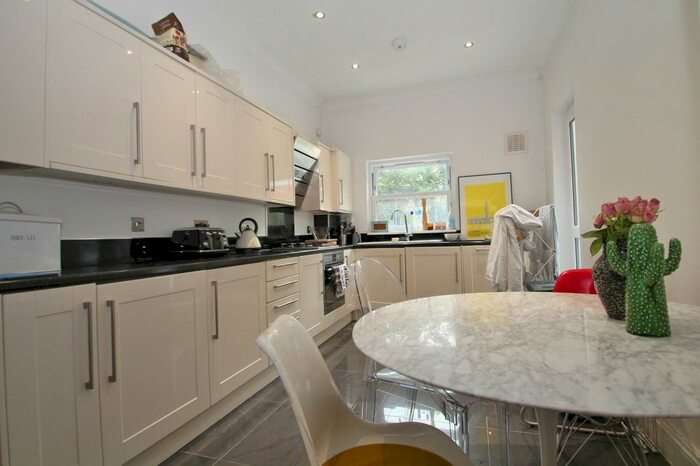 2 Bedroom Flat To Rent In Median Road, London, E5