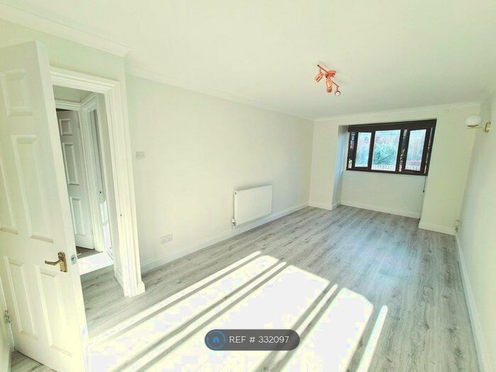 1 Bedroom Flat To Rent In Masons Court, Bishop's Stortford CM23