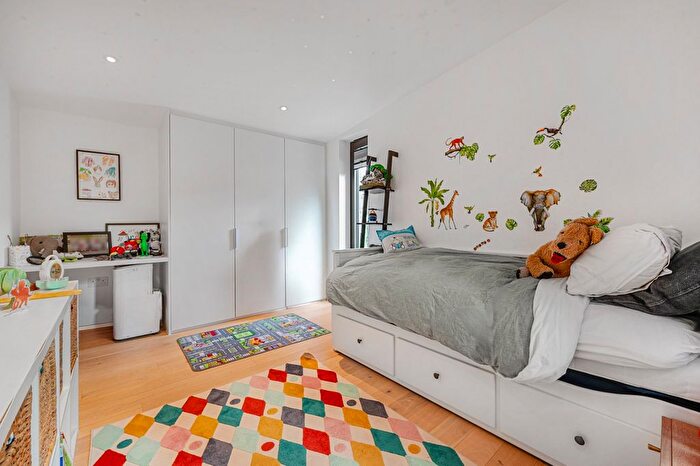 4 Bedroom Flat To Rent In Walcot Square, Kennington, SE11