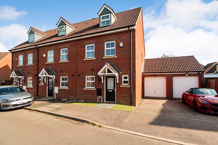 3 Bedroom End Terrace House For Sale In Langlands Road, Bedford, MK41