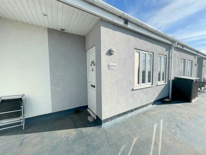 2 Bedroom Flat To Rent In Lampits Hill, Corringham, Stanford-Le-Hope, SS17