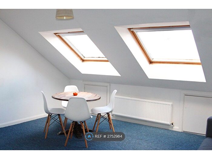 2 Bedroom Flat To Rent In Broadway, London, W13