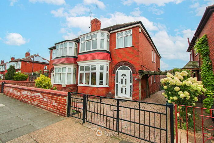 3 Bedroom Semi-Detached House For Sale In Alderson Drive, Bennetthorpe, Doncaster, DN2