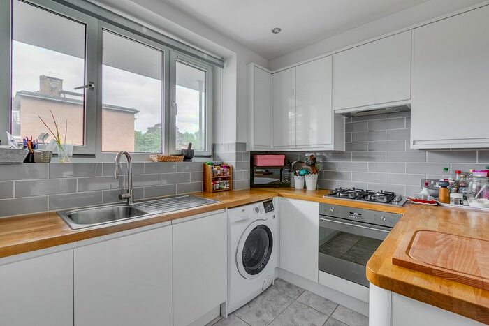 2 Bedroom Flat To Rent In Windlesham Grove, London, SW19