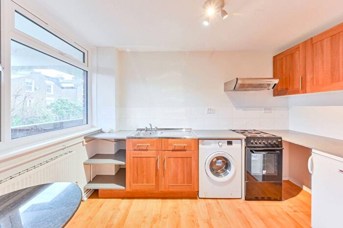 1 Bedroom Flat For Sale In Chatham Road, Between The Commons, London, SW11