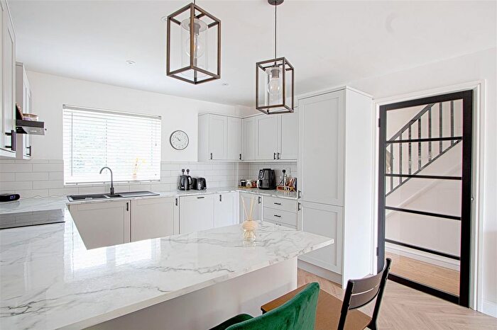 3 Bedroom End Of Terrace House For Sale In Queens Gate Mews, Billericay, CM12
