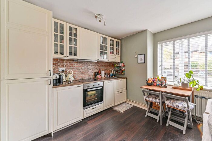 1 Bedroom Flat For Sale In Hogarth Crescent, Colliers Wood, London, SW19