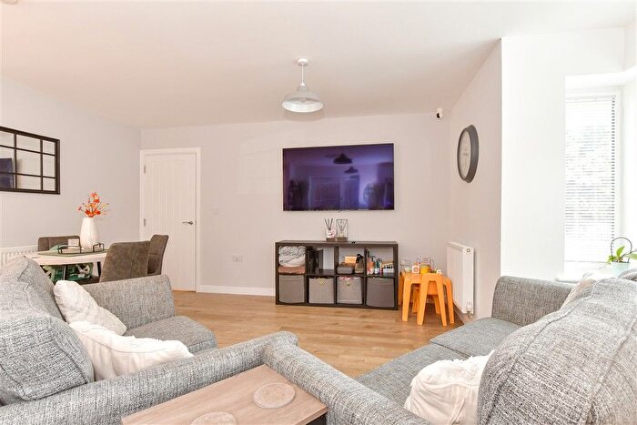 2 Bedroom Flat For Sale In Smedley Road, Faversham, Kent, ME13