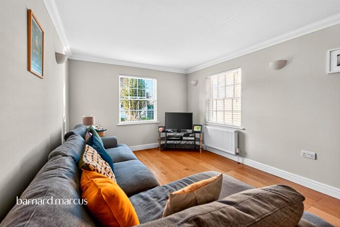 2 Bedroom Flat For Sale In Station Road North, Merstham, Redhill, RH1