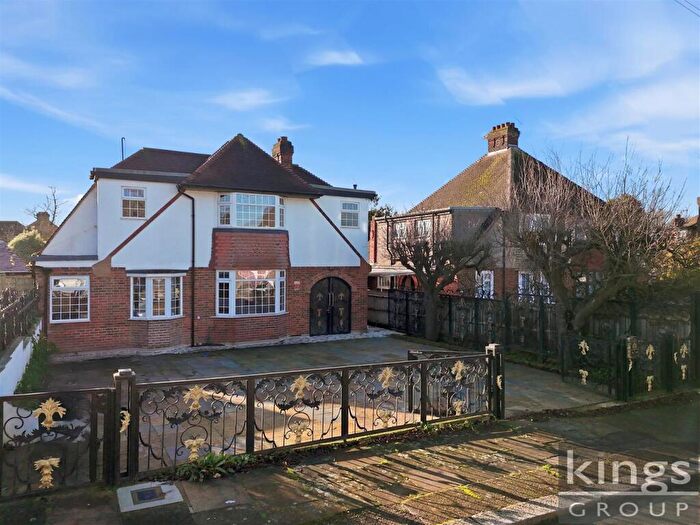5 Bedroom Detached House For Sale In Croft Close, London, NW7