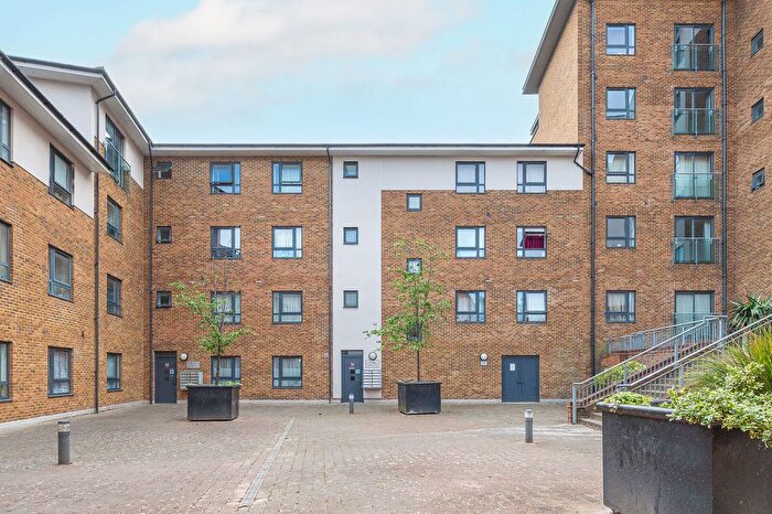 2 Bedroom Flat For Sale In Hither Green Lane, Hither Green, London, SE13