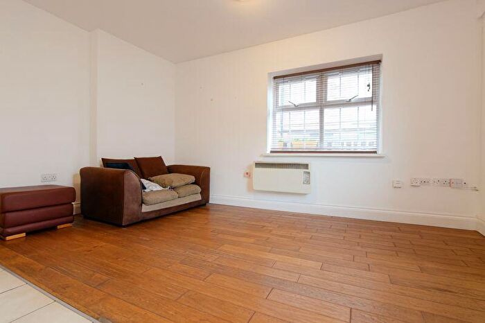 1 Bedroom Flat To Rent In Bed Flat In Dalston, N1