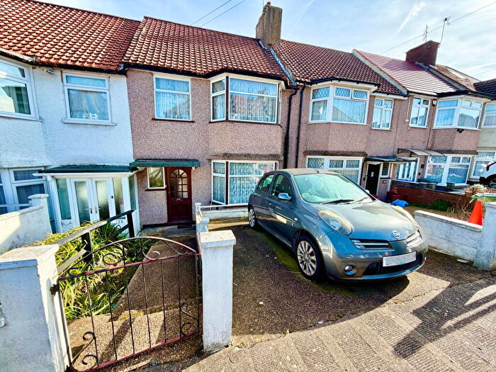 3 Bedroom Terraced House For Sale In The Ridgeway, Kingsbury, London, NW9