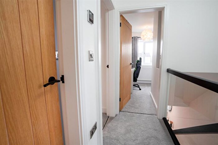 3 Bedroom End Of Terrace House For Sale In Hillcrest Drive, Queensbury, Bradford, BD13
