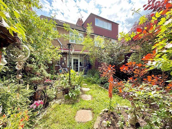 3 Bedroom Semi-Detached House For Sale In The Green, Houghton Regis, LU5