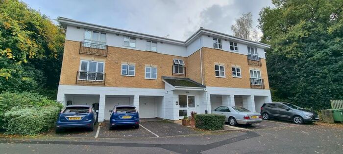 2 Bedroom Flat To Rent In Old Bracknell Lane East, RG12