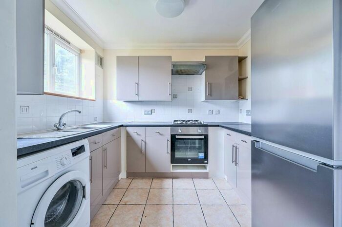 2 Bedroom Maisonette To Rent In Courtlands Avenue, Lee, London, SE12