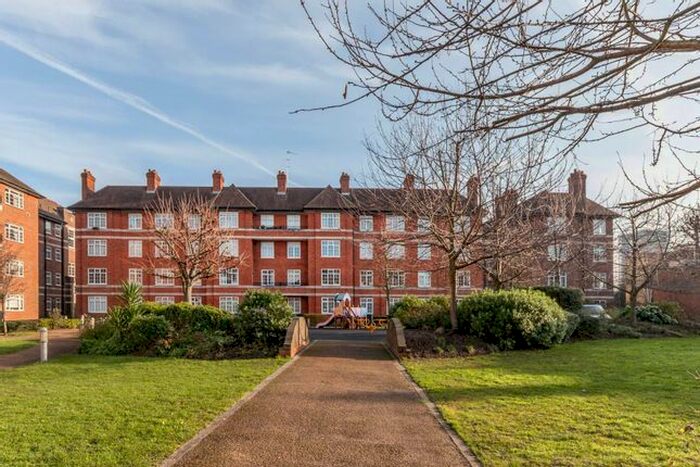 3 Bedroom Flat To Rent In Thorncroft Street, Nine Elms, London, SW8