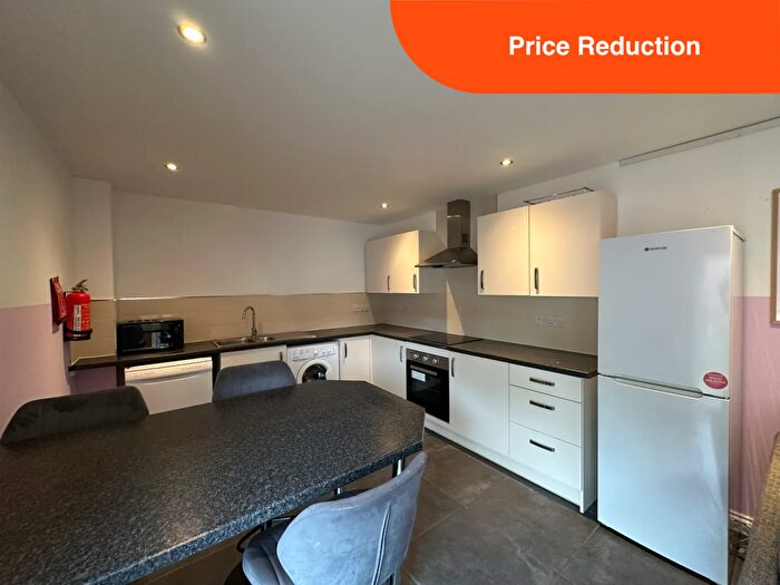 2 Bedroom Flat To Rent In Lord Tennyson // Bed & Bath Apt // Ensuites // Aug, LN1