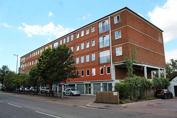 2 Bedroom Flat To Rent In High Street, Potters Bar, EN6