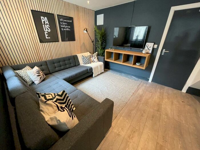 6 Bedroom Terraced House To Rent In Romer Road, L6