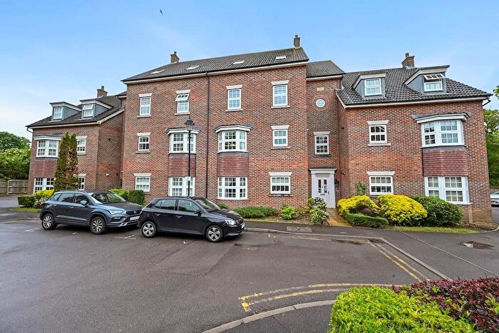 2 Bedroom Flat For Sale In De Soissons Close, Welwyn Garden City, AL8