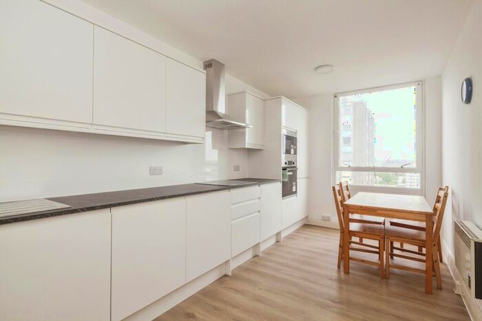 2 Bedroom Flat To Rent In Bramlands Close, SW11