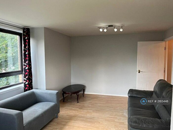 2 Bedroom Flat To Rent In Middlesex Gardens, Glasgow, G41