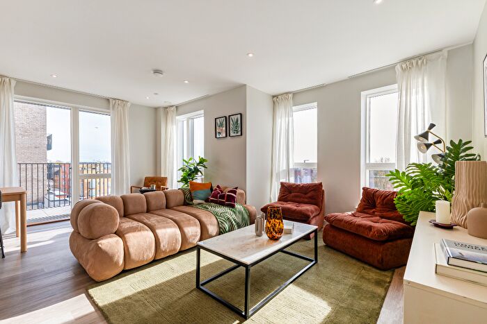 2 Bedroom Flat For Sale In Bell Road, Hounslow, TW3