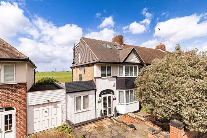 4 Bedroom Semi Detached House For Sale In Waltham Way, Chingford, E4